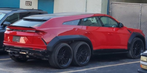 У США помітили єдиний у світі шестиколісний Lamborghini Urus