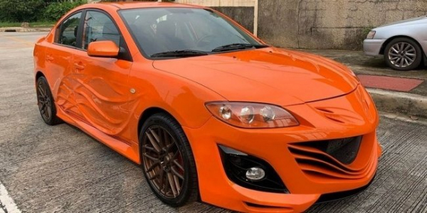 Cедан Mazda 3 з дивним тюнінгом виставили на продаж