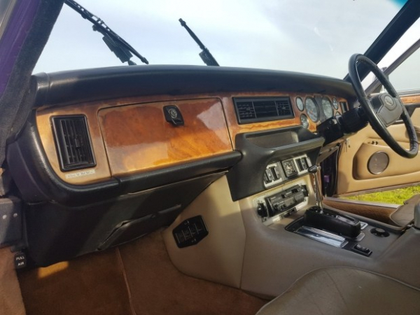 Старенький Jaguar XJ перетворили на незвичайний шестиколісний пікап