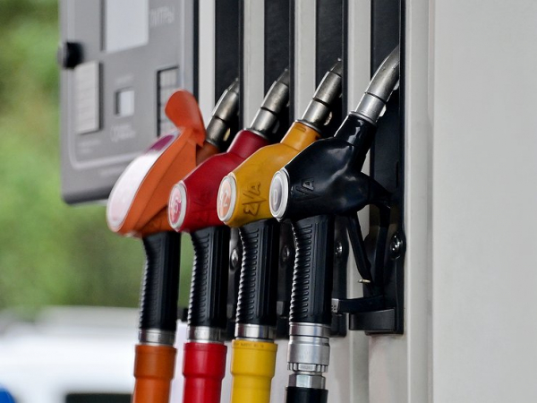 Бензин стремительно дорожает, АВТОВАЗ расширяет линейку, а власти разоряют водителей: итоги недели