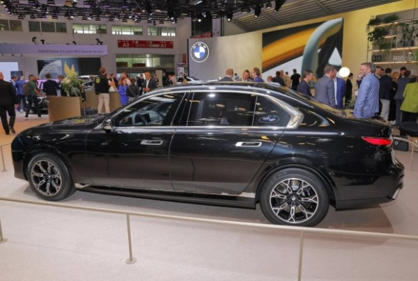Броньований BMW i7 Protection наживо показали в Мюнхені
