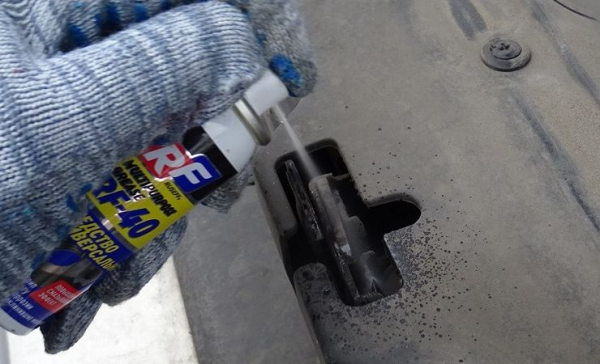 Что сделать самому, чтобы замок капота в машине перестал клинить