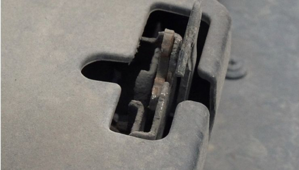 Что сделать самому, чтобы замок капота в машине перестал клинить