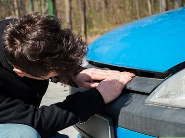 Что сделать самому, чтобы замок капота в машине перестал клинить