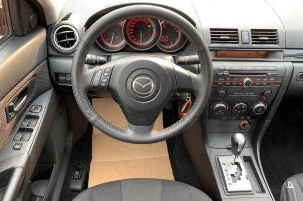 Cедан Mazda 3 з дивним тюнінгом виставили на продаж