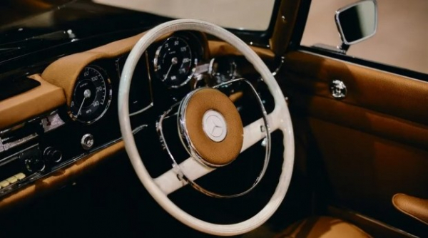 Культовий кабріолет Mercedes-Benz SL W113 повернули у виробництво