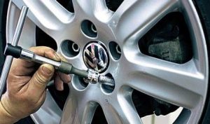 Как снять секретку дисков без специального ключа