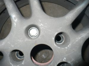 Как снять секретку дисков без специального ключа