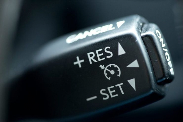 Почему осенью крайне не рекомендуется использовать круиз-контроль в автомобиле