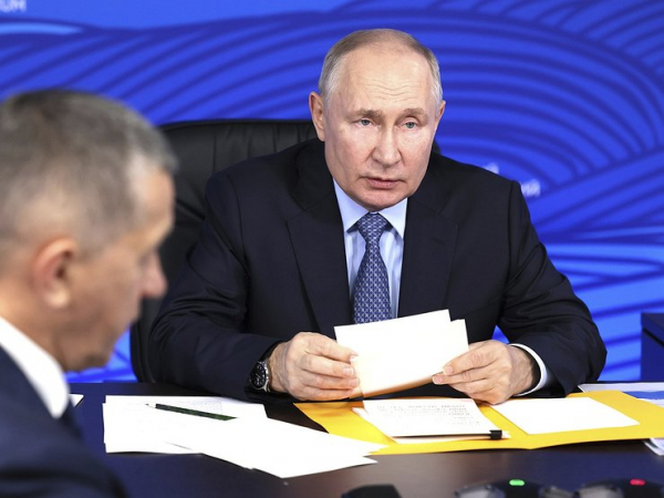 Почему президенту Владимиру Путину не удастся пересадить чиновников на российские автомобили