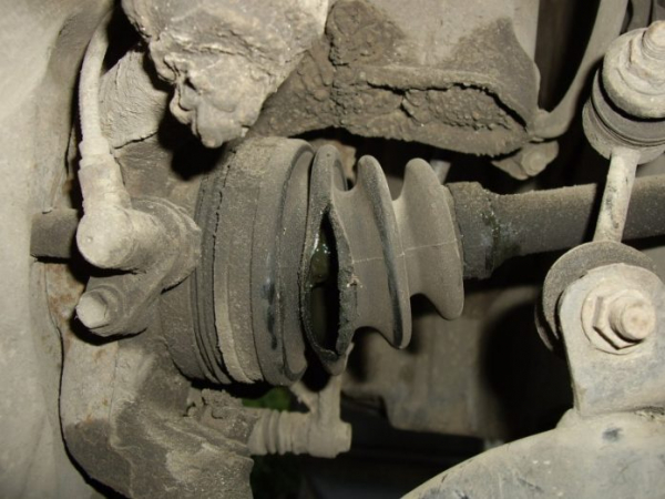 Порвался пыльник ШРУС, рулевой рейки или шаровой: можно ли ездить дальше