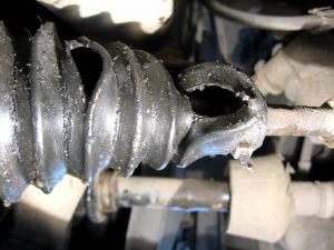 Порвался пыльник ШРУС, рулевой рейки или шаровой: можно ли ездить дальше