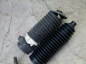 Порвался пыльник ШРУС, рулевой рейки или шаровой: можно ли ездить дальше