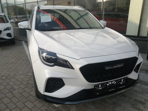 В столичных автосалонах появился новый китайский кроссовер Soueast DX8S