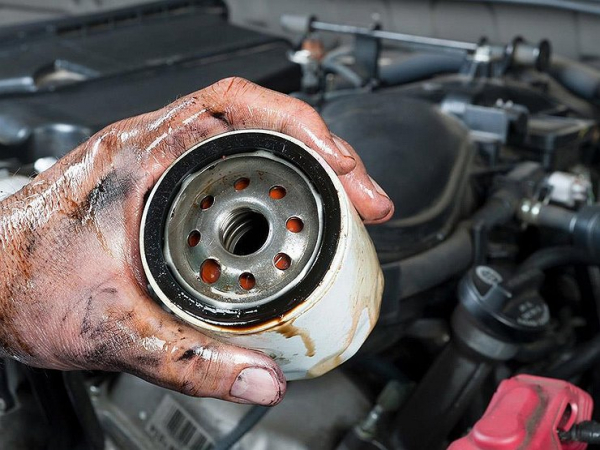 Зачем опытные водители надевают на масляный фильтр обычный винтовой хомут