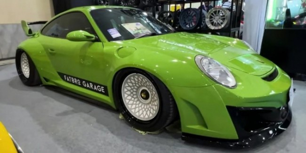 В Індонезії провели незвичайний тюнінг-захід з десятками яскравих авто