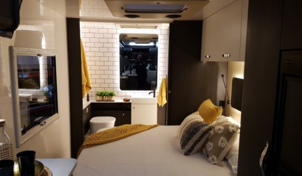 В Австралії створили розкішний автобудинок з кухнею та спальнею