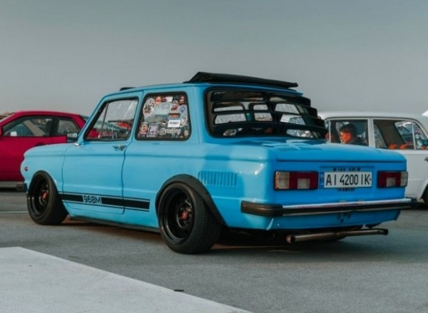 У Німеччині продається яскравий тюнінгований &laquo;Запорожець&raquo; з України