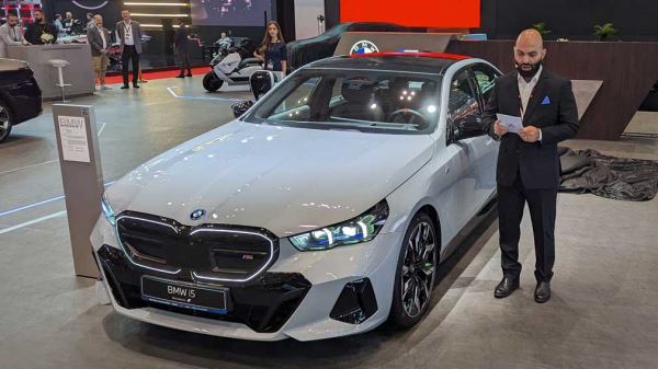 Электрический седан BMW i5 представлен на автосалоне в Катаре