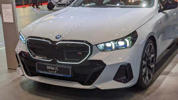 Электрический седан BMW i5 представлен на автосалоне в Катаре