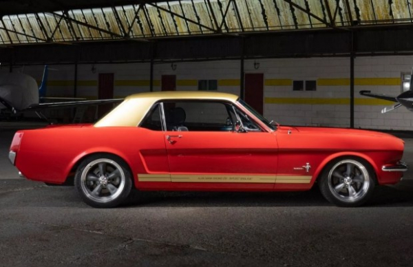 Британці перетворили яскравий класичний Ford Mustang на електромобіль Британці перетворили яскравий класичний Ford Mustang на електромобіль