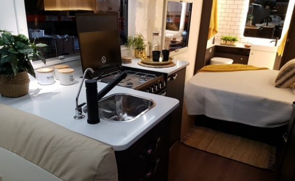 В Австралії створили розкішний автобудинок з кухнею та спальнею