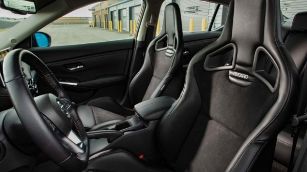 Nissan представив дві яскраві новинки