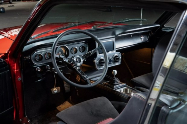 Британці перетворили яскравий класичний Ford Mustang на електромобіль Британці перетворили яскравий класичний Ford Mustang на електромобіль