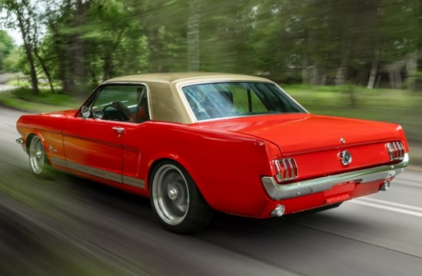Британці перетворили яскравий класичний Ford Mustang на електромобіль Британці перетворили яскравий класичний Ford Mustang на електромобіль