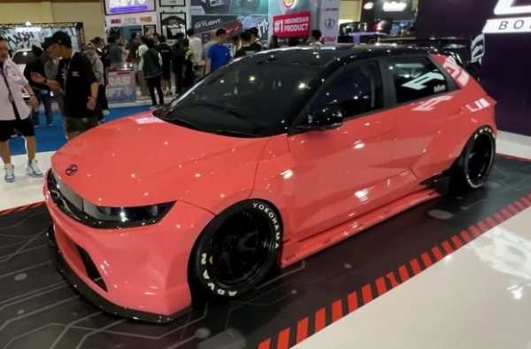 В Індонезії провели незвичайний тюнінг-захід з десятками яскравих авто