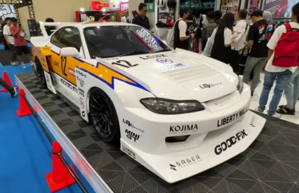 В Індонезії провели незвичайний тюнінг-захід з десятками яскравих авто