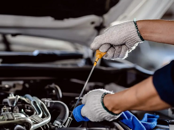 Для кого и почему крайне опасно менять моторное масло через щуп