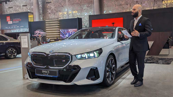 Электрический седан BMW i5 представлен на автосалоне в Катаре