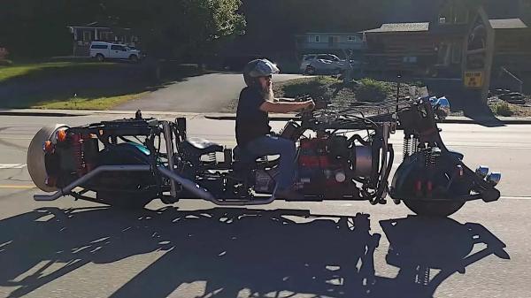 Этот мотоцикл длиной 5,18 м. и весом 1451 кг. выглядит пугающе