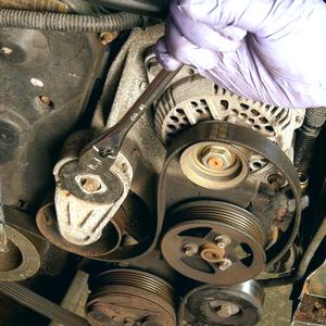 Как подтянуть ремень генератора: что нужно знать