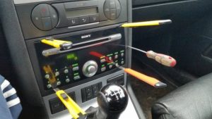 Как снять автомагнитолу без ключей: что нужно знать