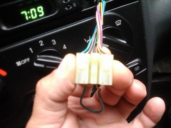 Не работает аварийка и поворотники: что делать водителю