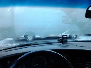Потеют стекла в машине: что делать водителю