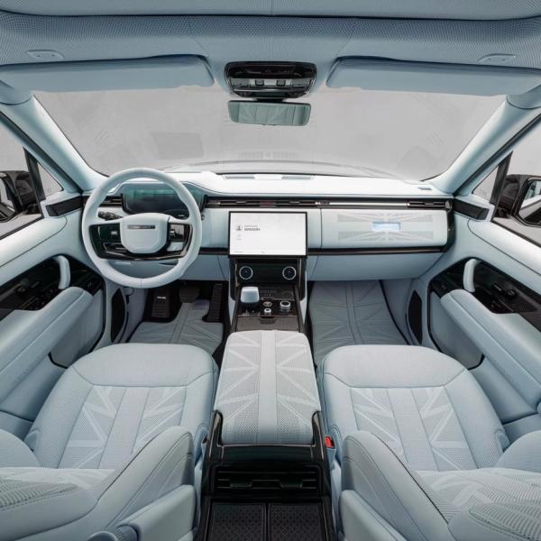 Тюнер Mansory представил ограниченную серию роскошного внедорожника Heritage Range Rover SV LWB