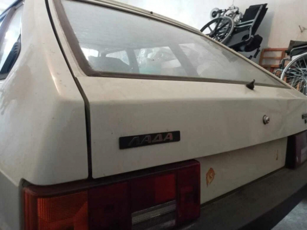 В России в продаже появилась простоявшая 32 года автомашина ВАЗ−2109 В России в продаже появилась простоявшая 32 года автомашина ВАЗ−2109