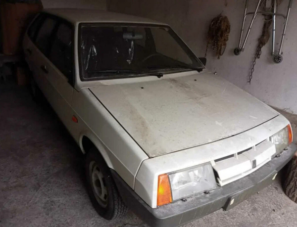 В России в продаже появилась простоявшая 32 года автомашина ВАЗ−2109 В России в продаже появилась простоявшая 32 года автомашина ВАЗ−2109