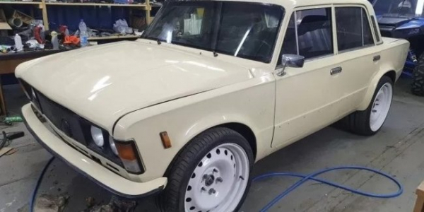 Старий Fiat 125p схрестили з Dodge Ram Старий Fiat 125p схрестили з Dodge Ram