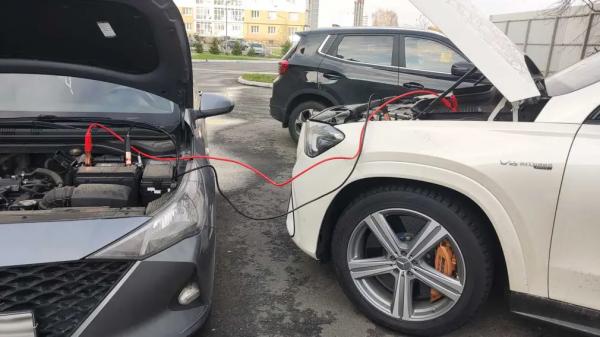 Ошибаются даже опытные водители: как правильно прикурить автомобиль, чтобы избежать повреждения электроники