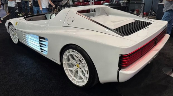 Культовий спорткар Ferrari Testarossa перетворили на футуристичний електромобіль