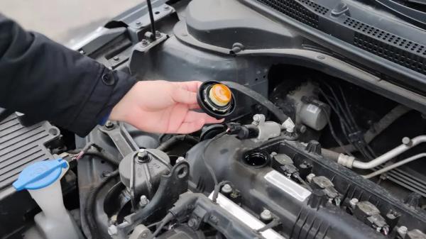 Названы причины образования эмульсии на крышке маслозаливной горловины