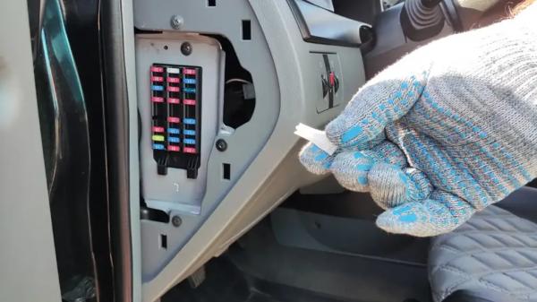 ТОП-3 верных признака, что автомобиль пытались угнать