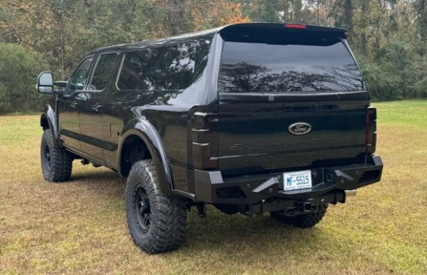 Пікап Ford F-250 перетворили на 9-місний позашляховик