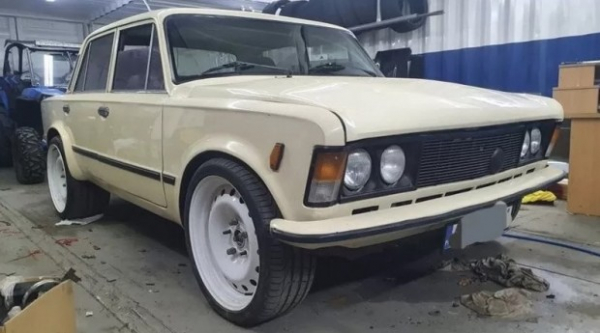 Старий Fiat 125p схрестили з Dodge Ram Старий Fiat 125p схрестили з Dodge Ram