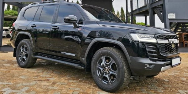 Toyota Land Cruiser 300 отримав незвичайну броньовану версію