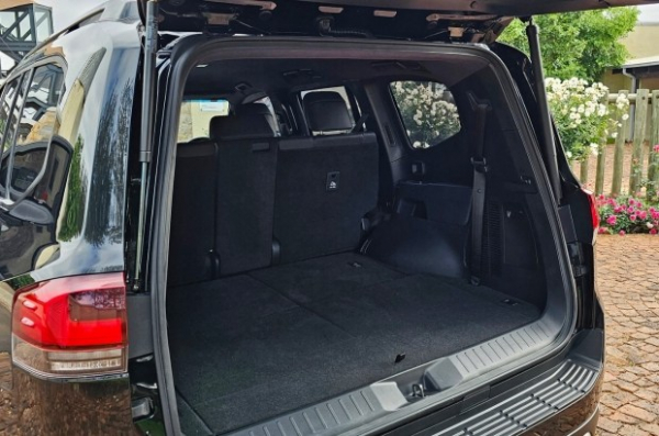 Toyota Land Cruiser 300 отримав незвичайну броньовану версію